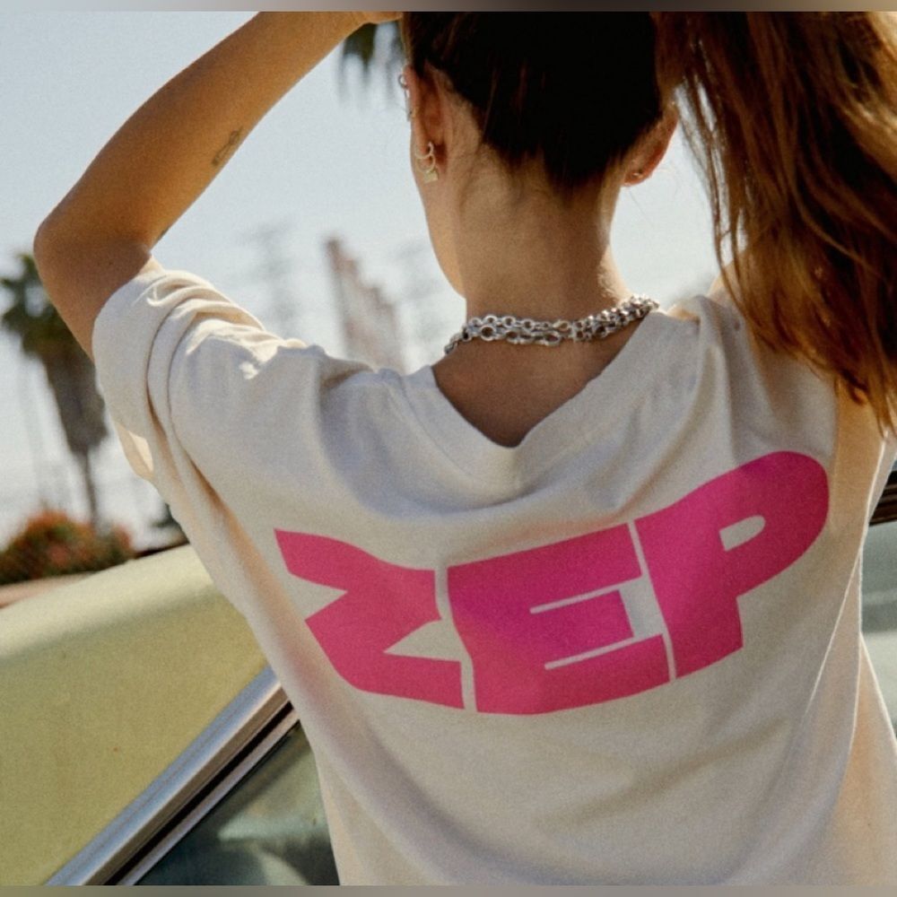 Daydreamer Led Zep Merch Tee in pink writing. L. NWT - Picture 2 of 6